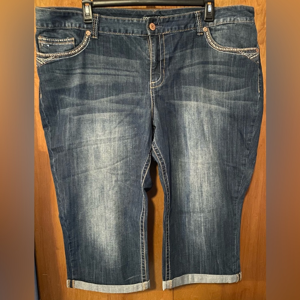 Maurices capris 26w